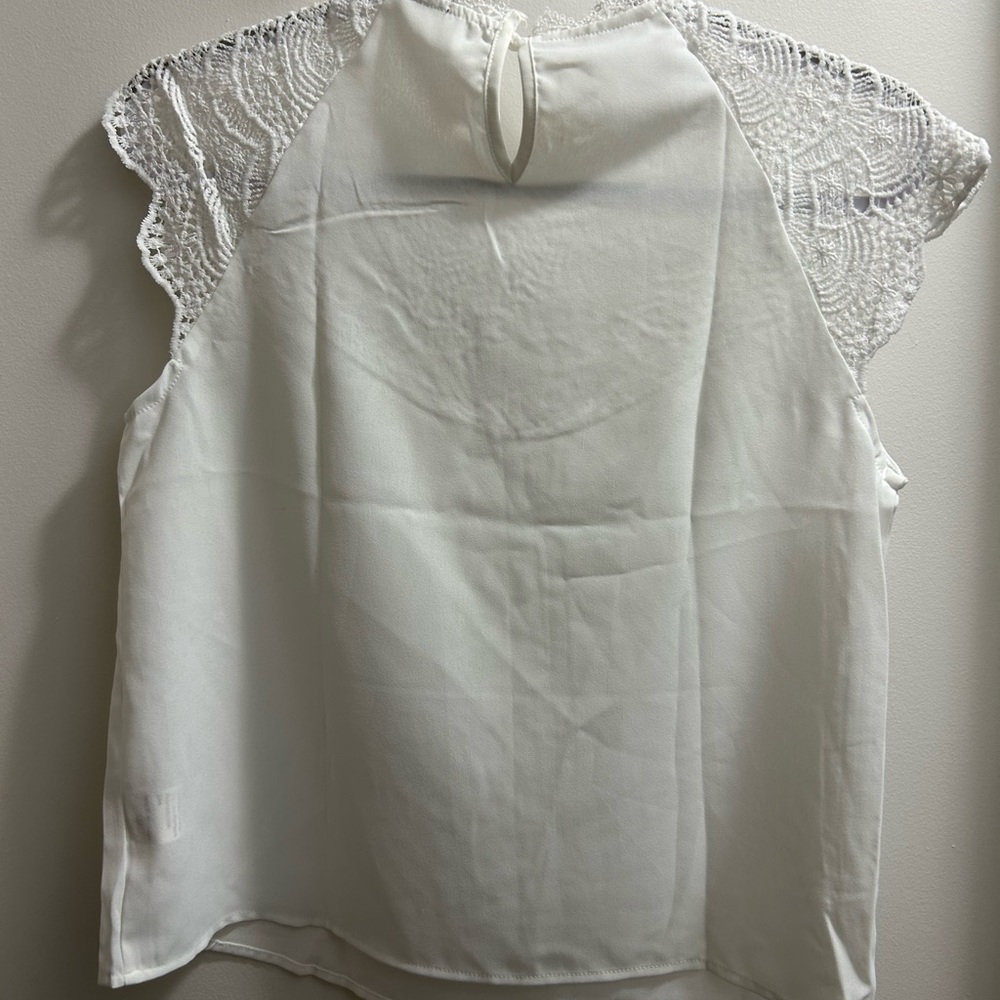 Wight lace sleeveless blouse